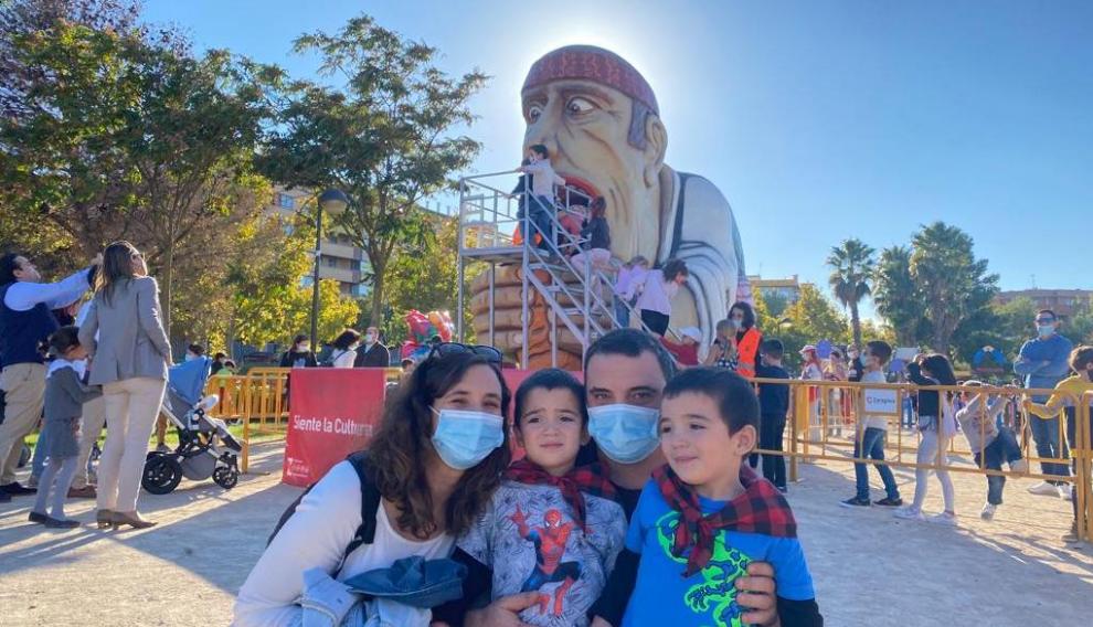 Jorge García y Laura Belle junto a sus dos hijos, Abel y Germán.