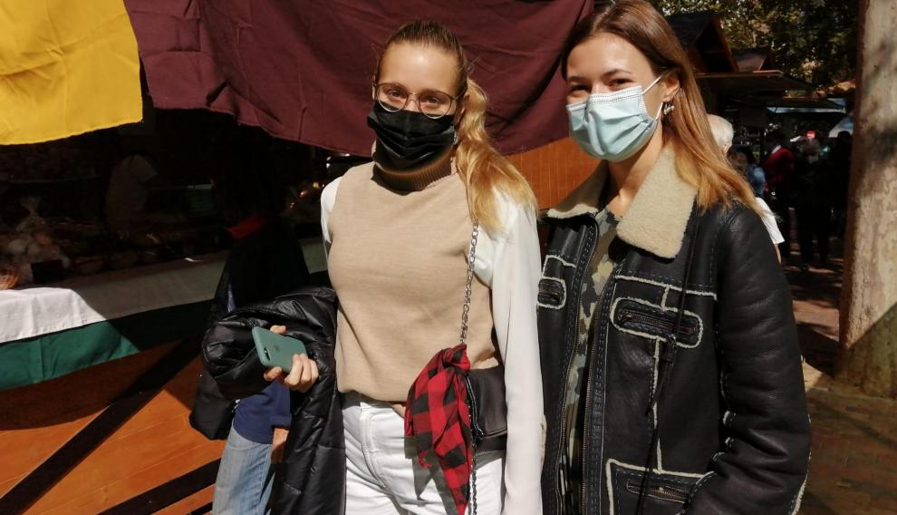 Raquel Valej y Paula Parente, en la muestra de artesanía del Pilar 2021.