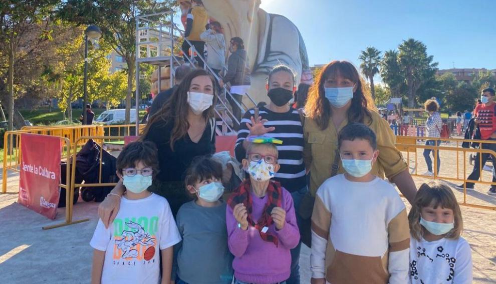 Yasmina, Sonia y Mariví junto a sus hijos.