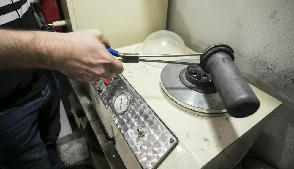 Fabricación artesana de joyas pilaristas, en Zaragoza.