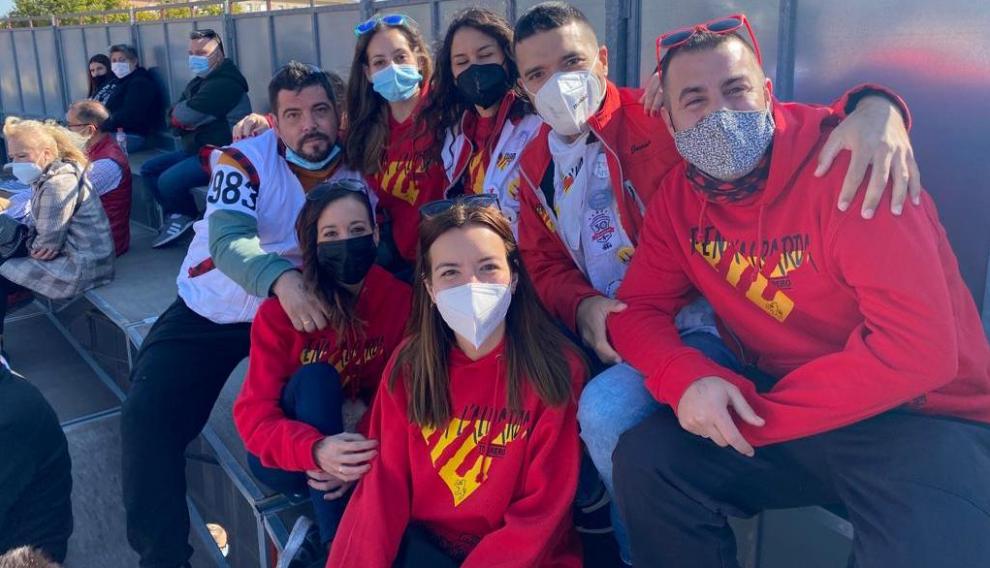 Siete amigos treintañeros de la Peña L’Alborda también se han acercado a la plaza de toros de Casetas para ver las vaquillas