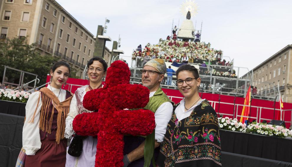 El grupo del Royo Villanova que portó la Cruz en 2019.