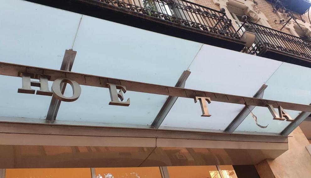 Cartel arrancado en el Hotel Catalonia