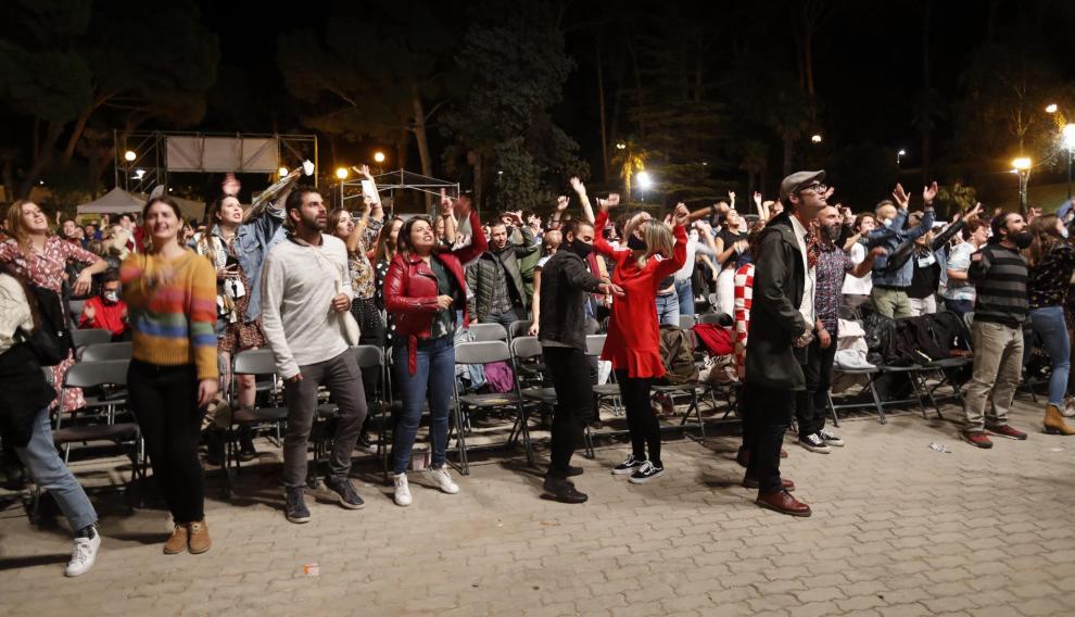 Bailes de pie y sin mascarillas en el Jardín Invierno.