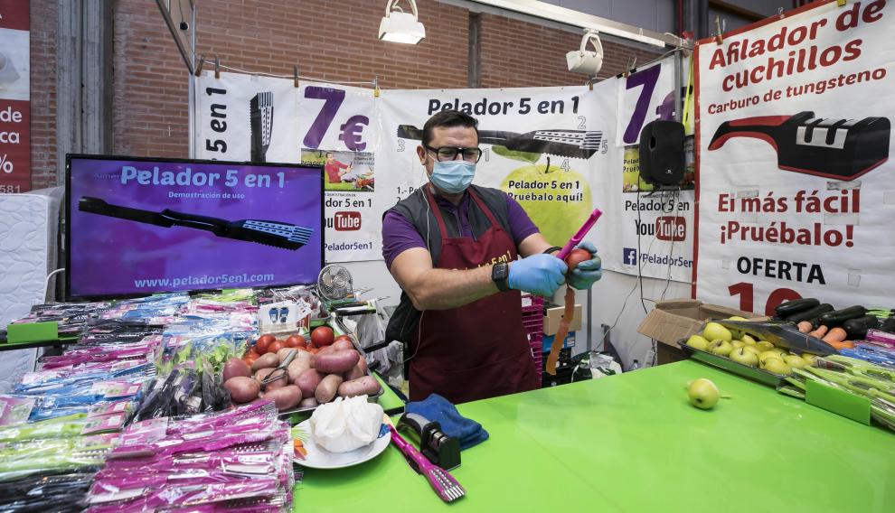 Antonio Martínez, con su pelador 5 en 1.