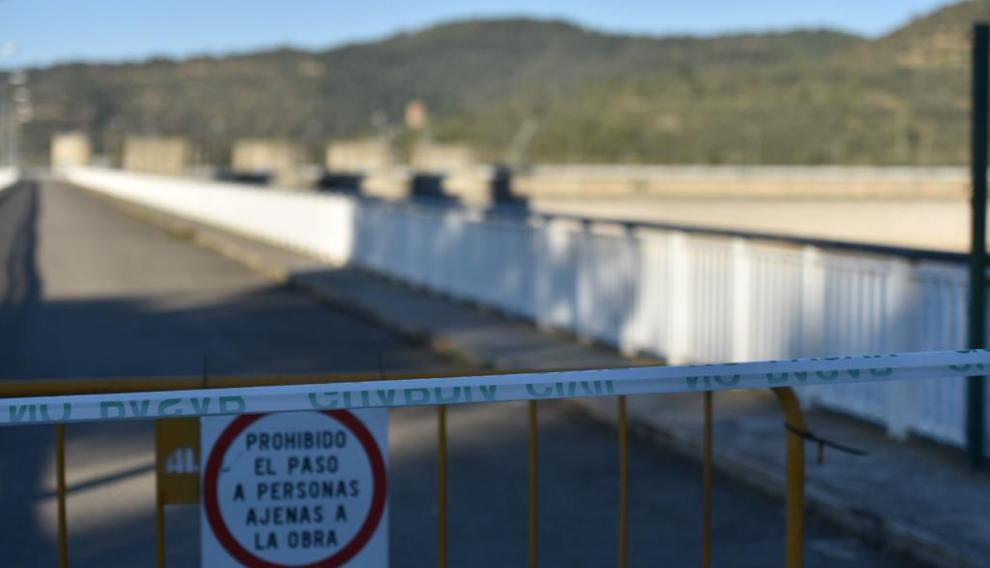 La zona de la presa ha sido acordonada y se impide acercarse al área de búsqueda.