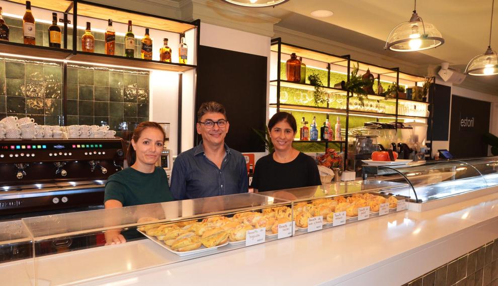 Pedro Andreu junto a dos camareras de Estoril Sagasta.