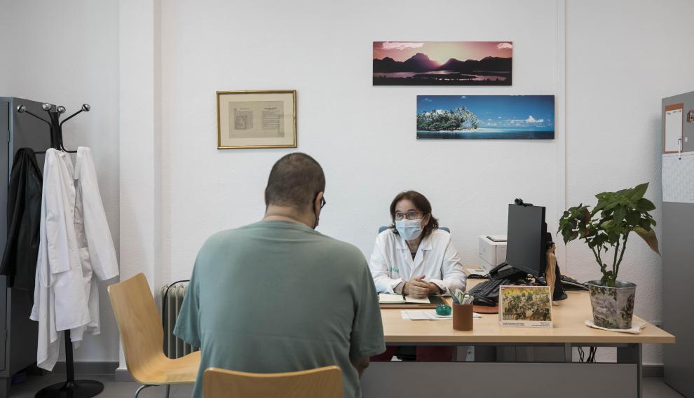 Antonio (nombre ficticio) y la doctora Nieves Domeque, en la UASA.