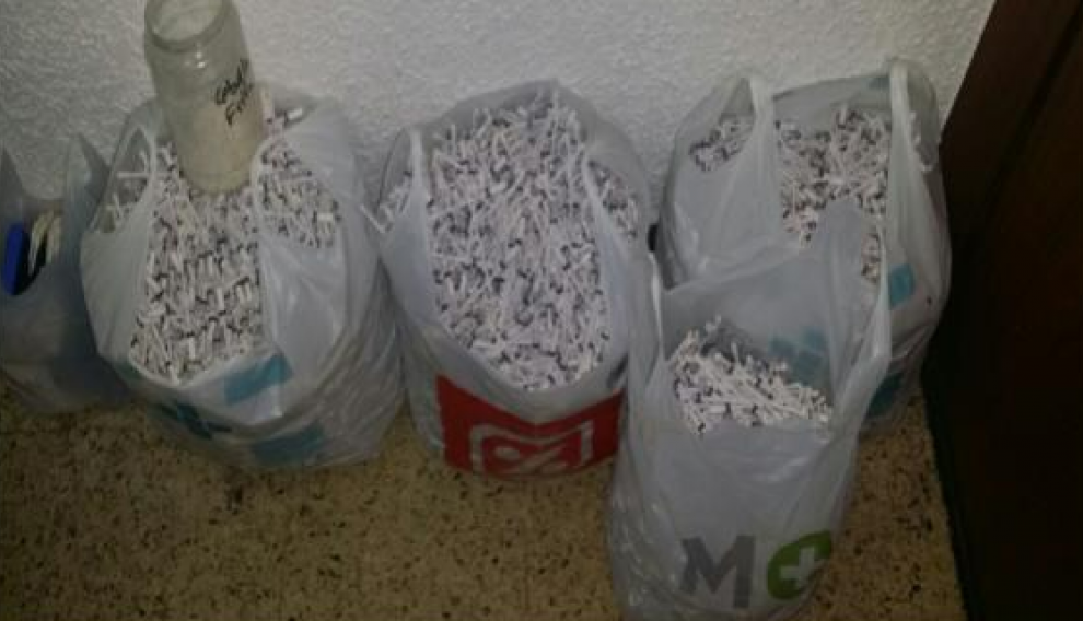 Bolsas llenas de fentanilo de liberación rápida que el paciente almacenaba aun terminadas en su casa.