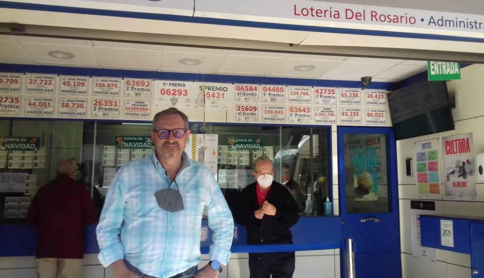 Alejandro Aznar, titular de la Lotería del Rosario, en la calle de Don Jaime I.