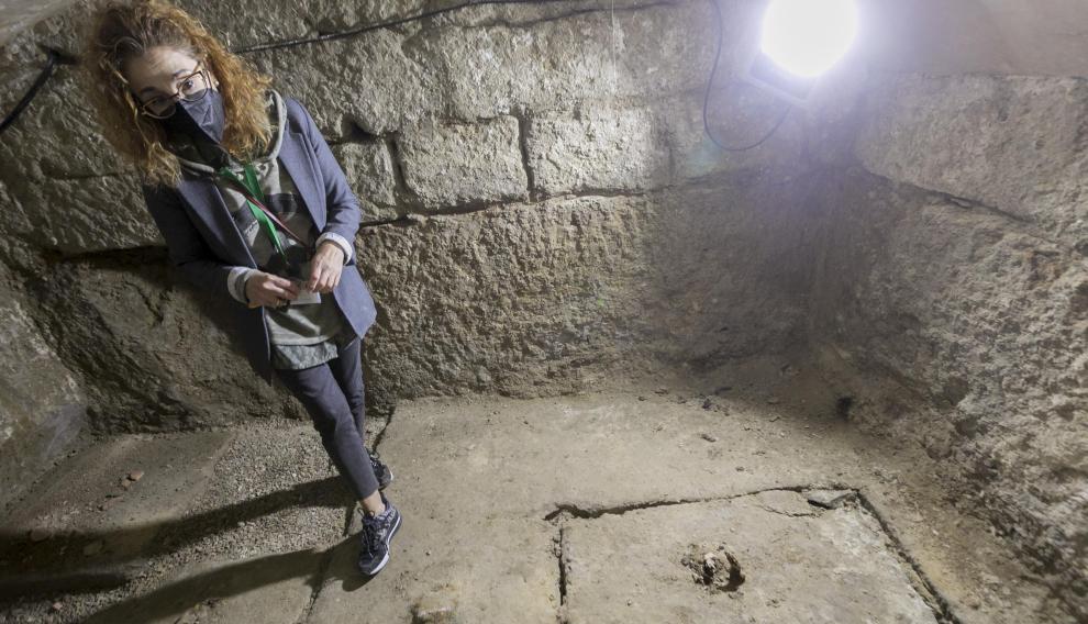 Espacio bajo la cripta donde se encontraron los huesos atribuidos a Félix de Azara.