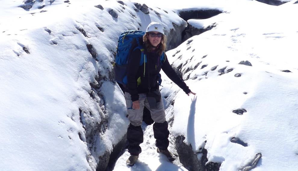 La investigadora del IPE Ana Moreno, en el glaciar de Monte Perdido, en el Pirineo aragonés