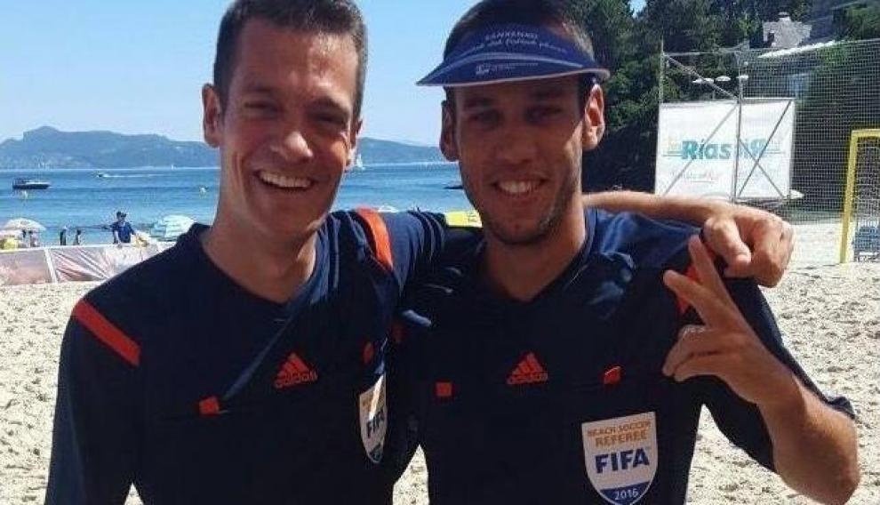 González Francés, con gorra, a la derecha de la foto, en un torneo internacional de fútbol-playa, con su escarapela FIFA en el pecho.
