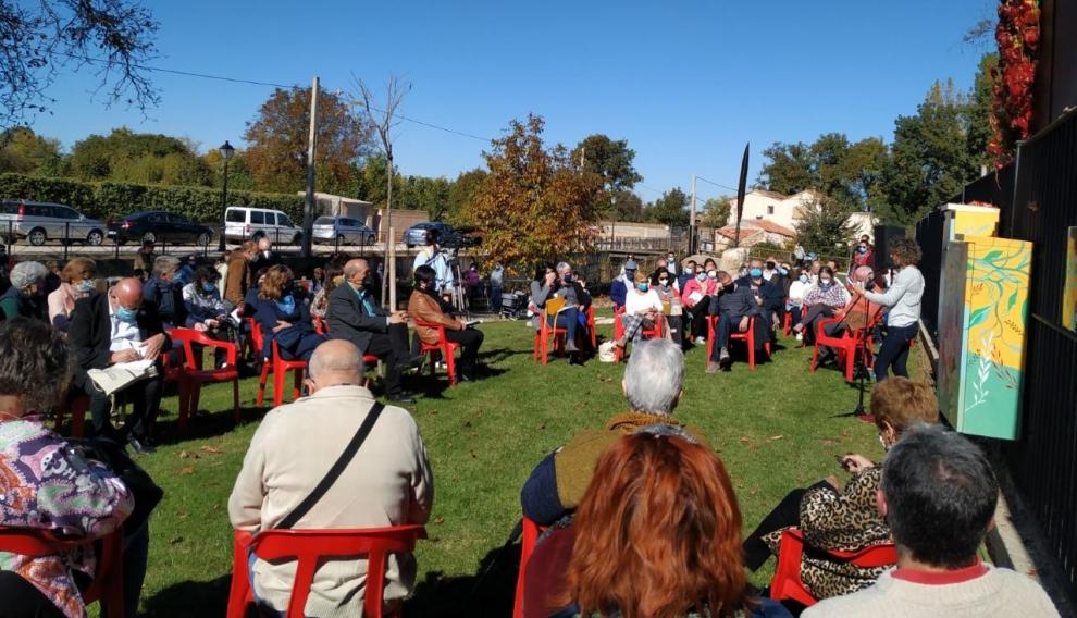 Panorámica de la celebración bajo un intenso sol otoñal.
