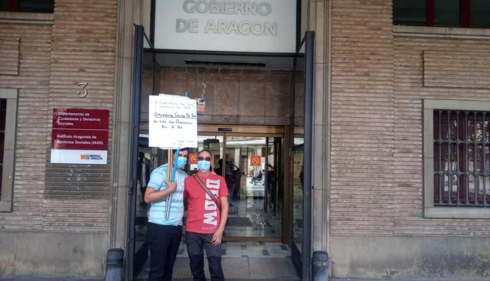 Juan Cebrián y su hijo Javier, protestan por el retraso en la adjudicación de una plaza en un centro de día.