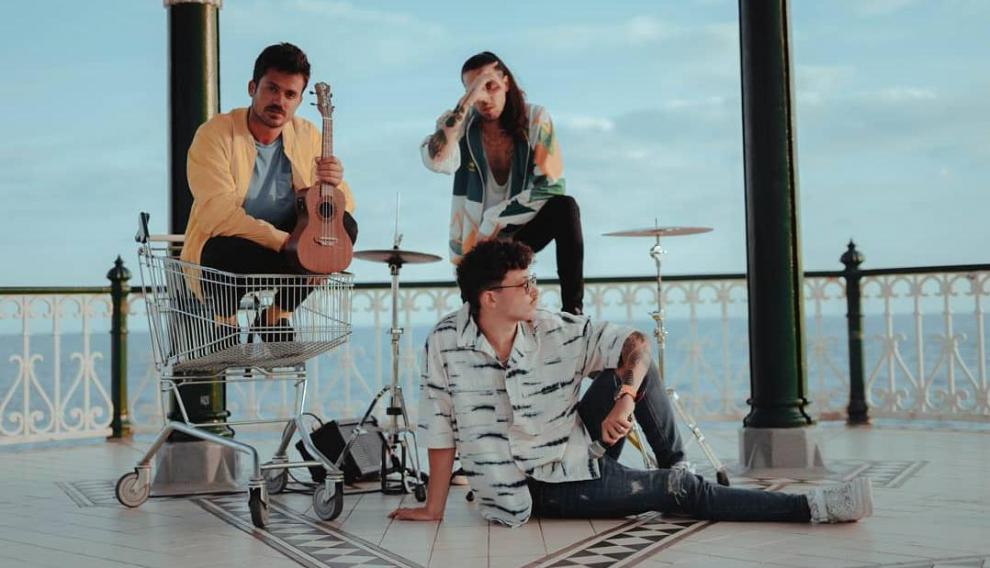 Los aragoneses Modelo y DBrio, en una imagen promocional con ukelele.