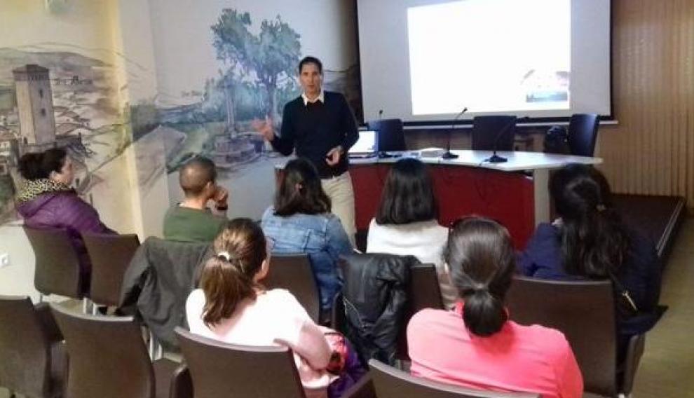 David Ariño, subdirector general de Grupo Piquer, imparte una charla del programa Escuela Activa en Maluenda, antes de la pandemia.