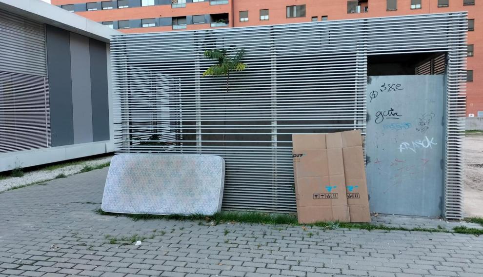 Algunos sin techo dejan sus enseres y colchones en los alrededores de los garajes y en las zonas comunitarias.