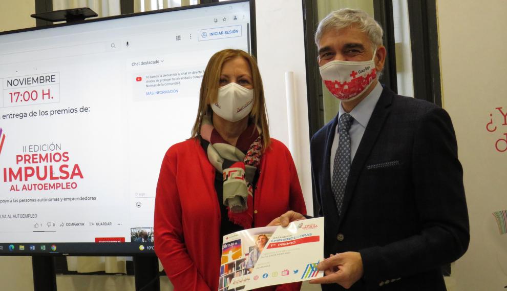 Momento de la entrega del reconocimiento en manos de Ignacio Sagardoy, presidente de Cruz Roja en Zaragoza.