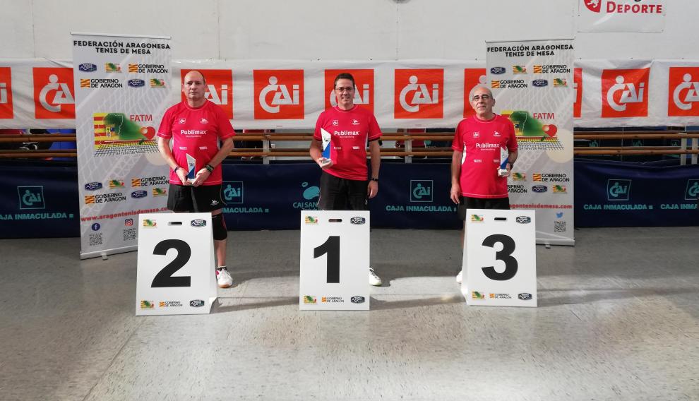 Podio de los Veteranos +50 del campeonato de Aragón de tenis de mesa.