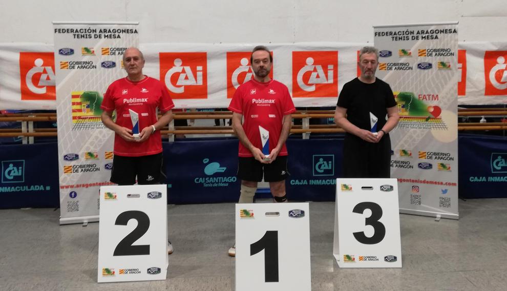 Podio de los Veteranos +60 del campeonato de Aragón de tenis de mesa.