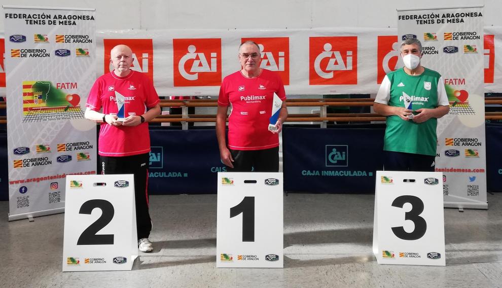 Podio de los Veteranos +65 del campeonato de Aragón de tenis de mesa.