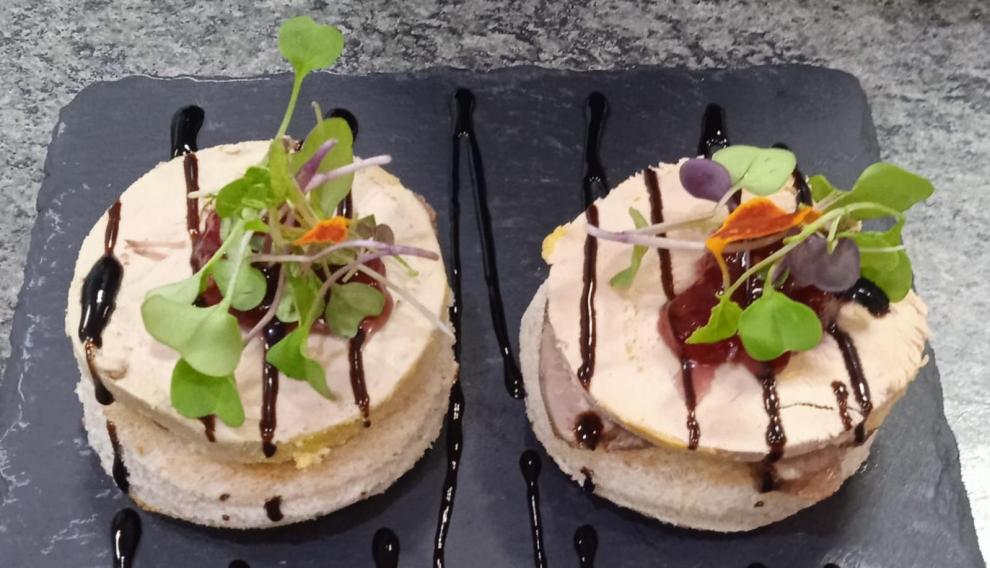 Tapa de carrilera con micuit de foie y frambuesa del bar Mayoral 2.