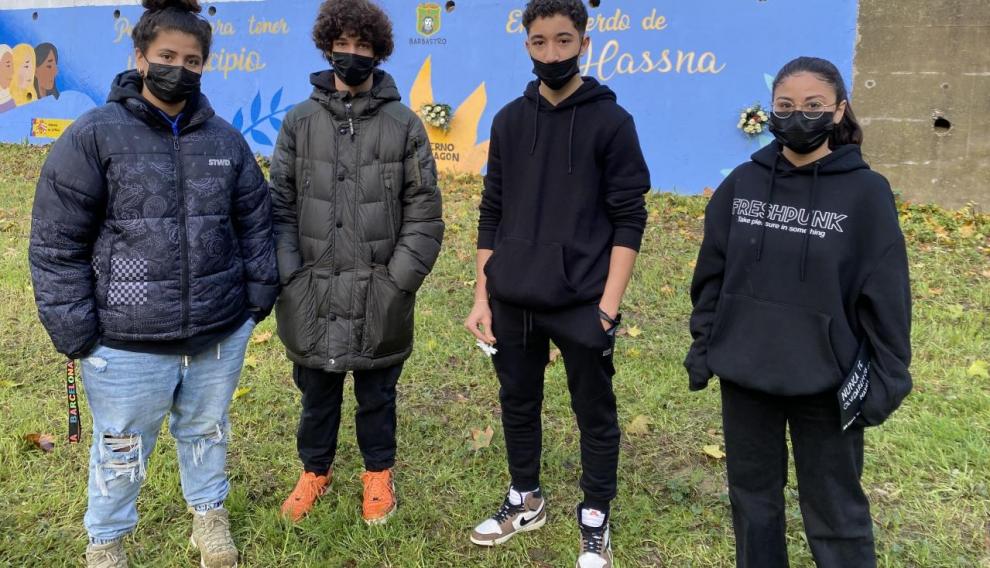 El hijo mayor de Hassna, con otros compañeros durante la concentración.
