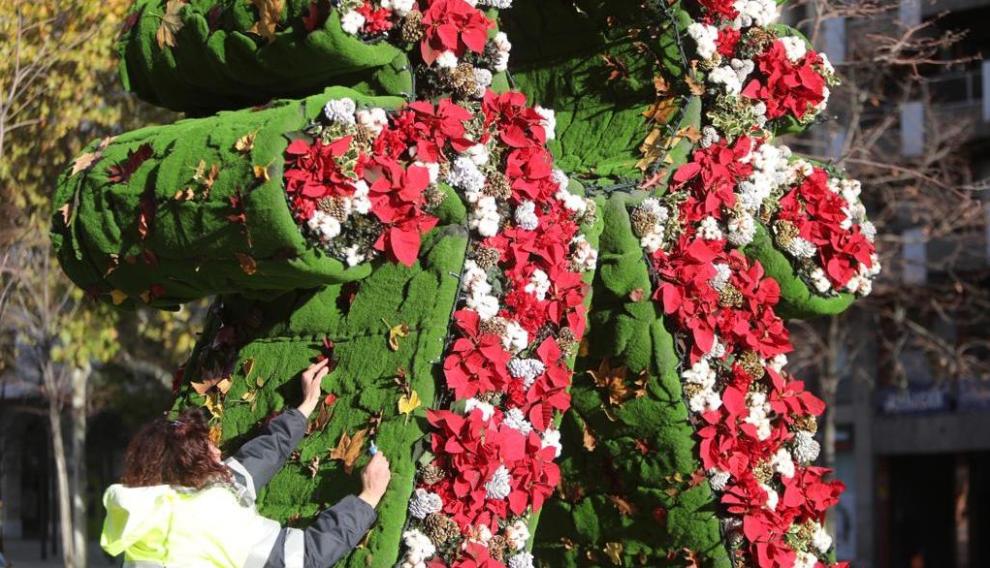 Un detalle de la decoración navideña de la Virgen de las Flores.