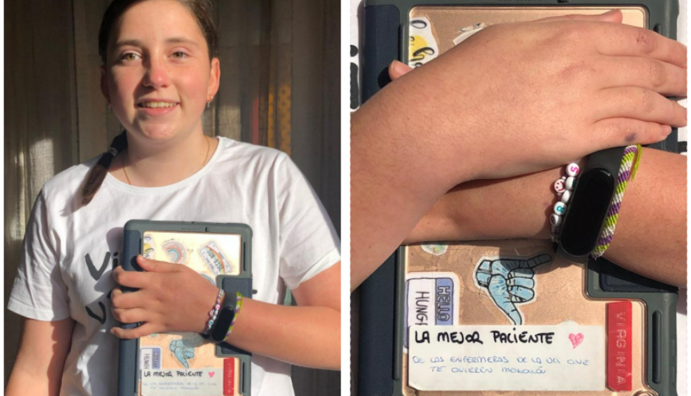 Virginia, de 12 años, sujeta su tablet del colegio con la pegatina que le regalaron las enfermeras al salir de la uci pediátrica del Infantil.