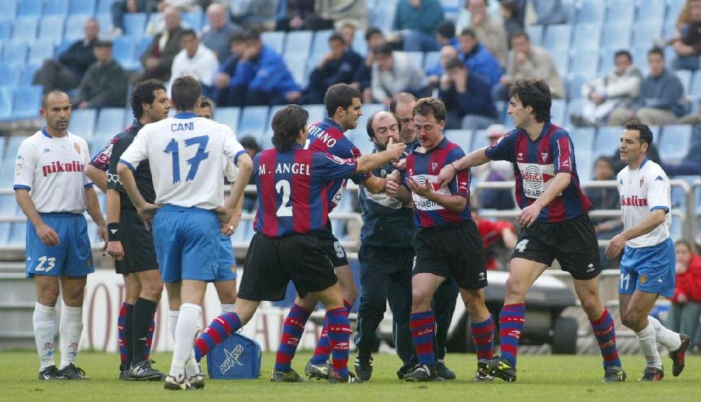Garitano, junto a su compañero Fagoaga con sangre en la nariz, en una tangana con los jugadores zaragocistas. Se ve a Paco Jémez, Cani y Vellisca.