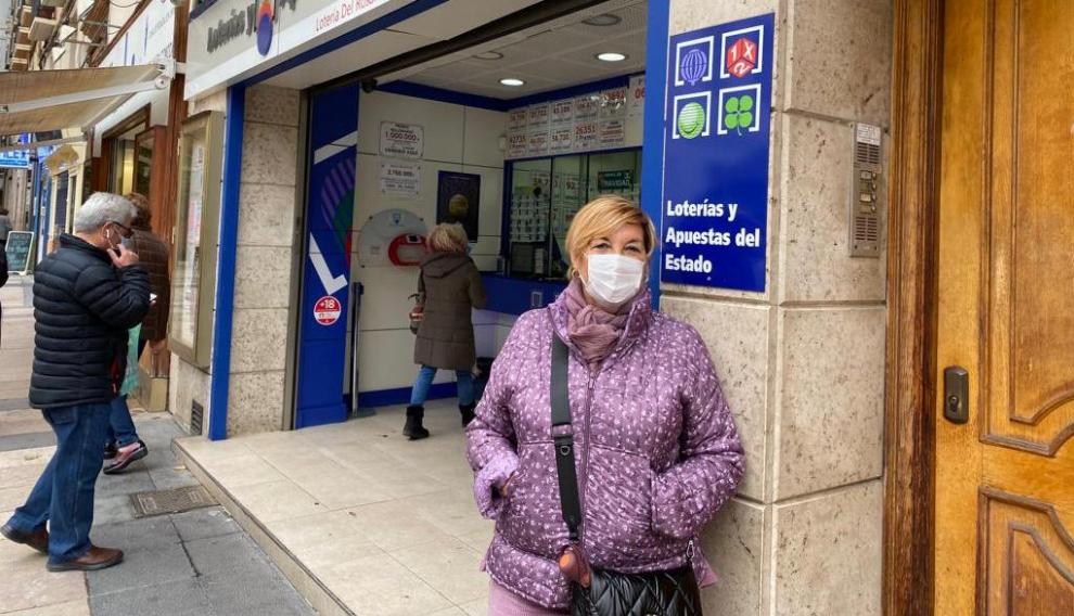 Marian Romero, en la entrada de la administración situada en Don Jaime I.