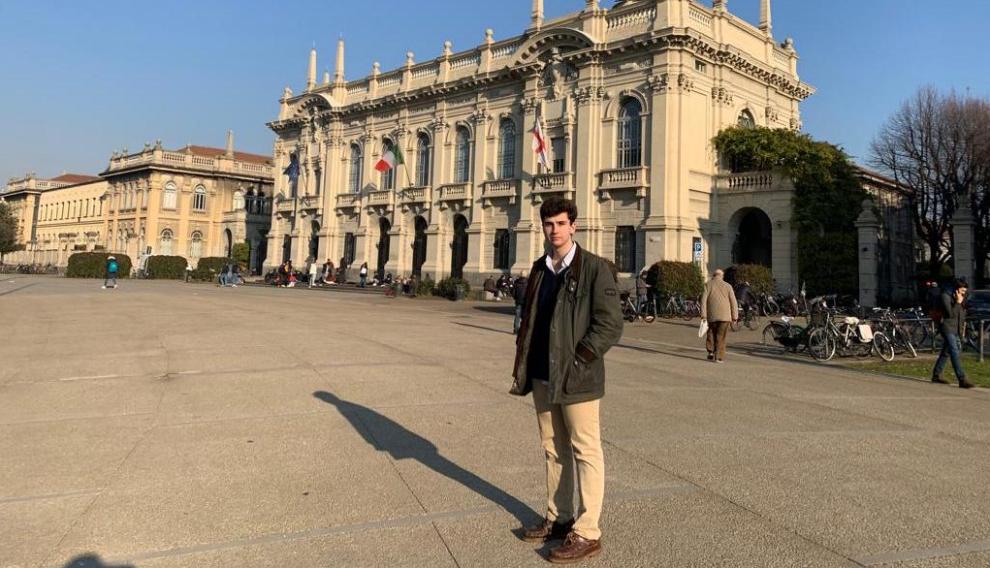 El joven Antonio Barbany estudia Tercero de Arquitectura en el centro Politécnico de Milán, en Italia.