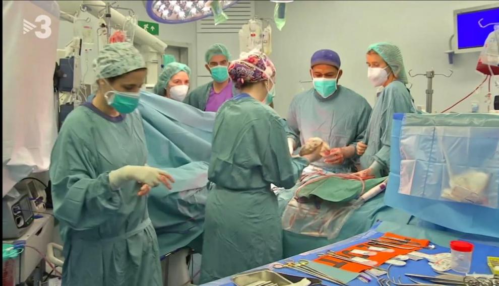 Irene Pastor, primera por la derecha, durante el trasplante a un paciente post-covid en el Vall d'Hebrón.