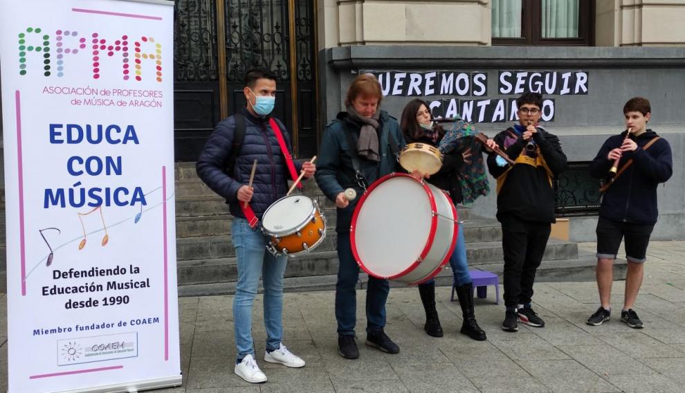 Otro momento de la concentración por una educación musical "digna", celebrada en la plaza de España de Zaragoza.