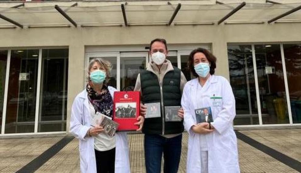 Roberto Ciria, junto a la directora del hospital, Itziar Ortega, y la directora de enfermería, Ana Nasarre.