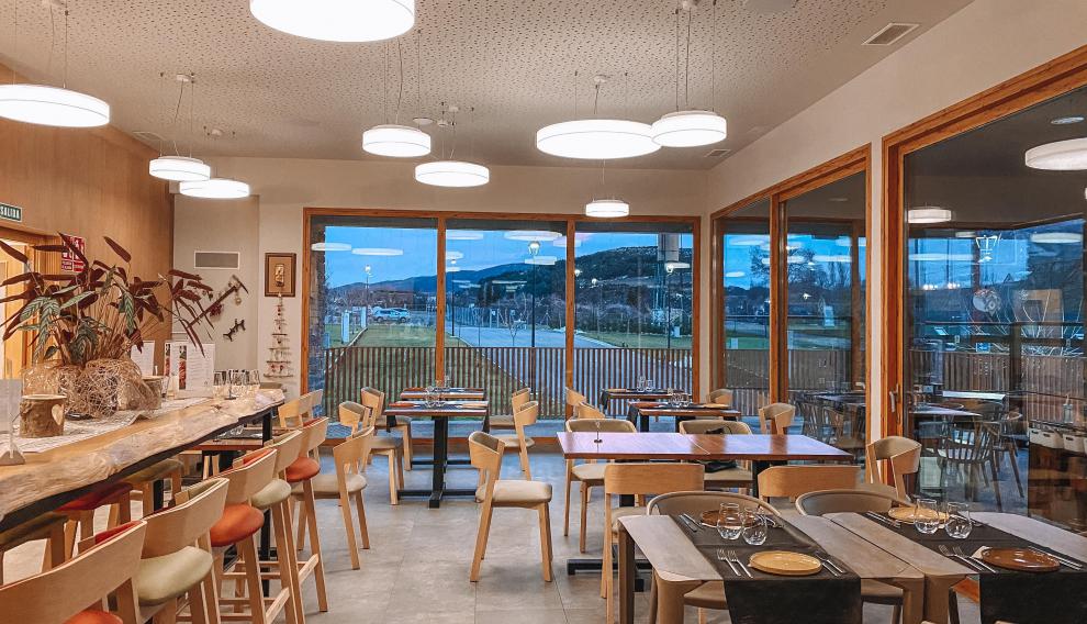 El comedor está totalmente acristalado para tener buenas vistas al exterior.