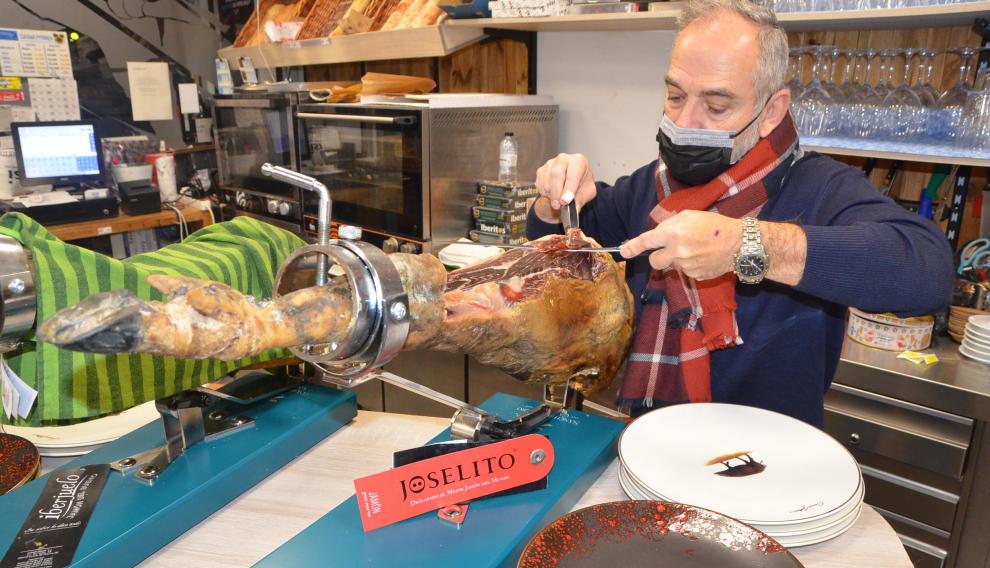 Antonio Martínez ofrece al corte jamón ibérico de Joselito.
