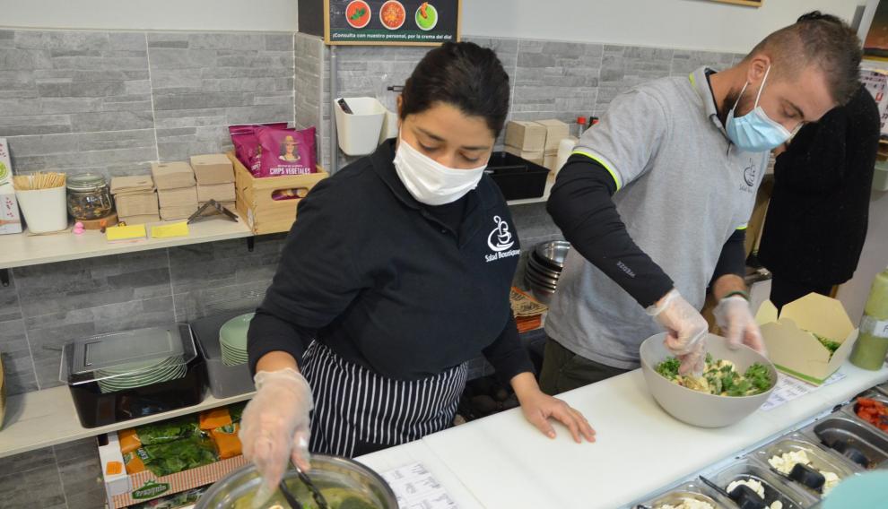 Las ensaladas se preparan al momento eligiendo entre más de 55 ingredientes.