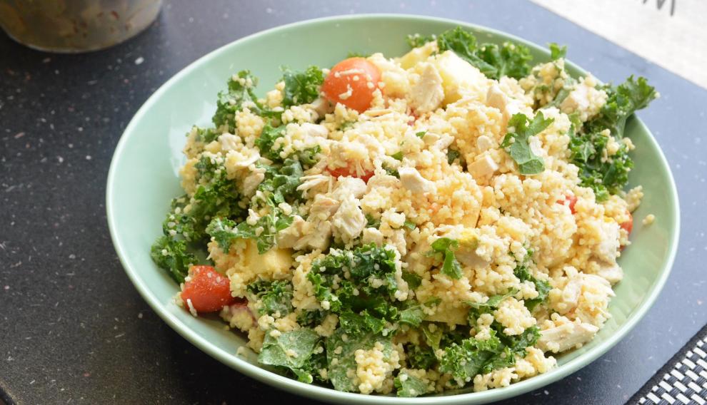Pasta, pollo, queso, tomates cherry y kale son algunos de los ingredientes utilizados.