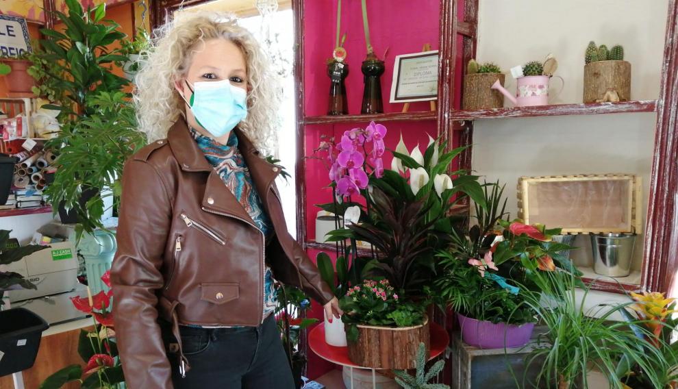Marian Artigas, en su floristería en Casetas.