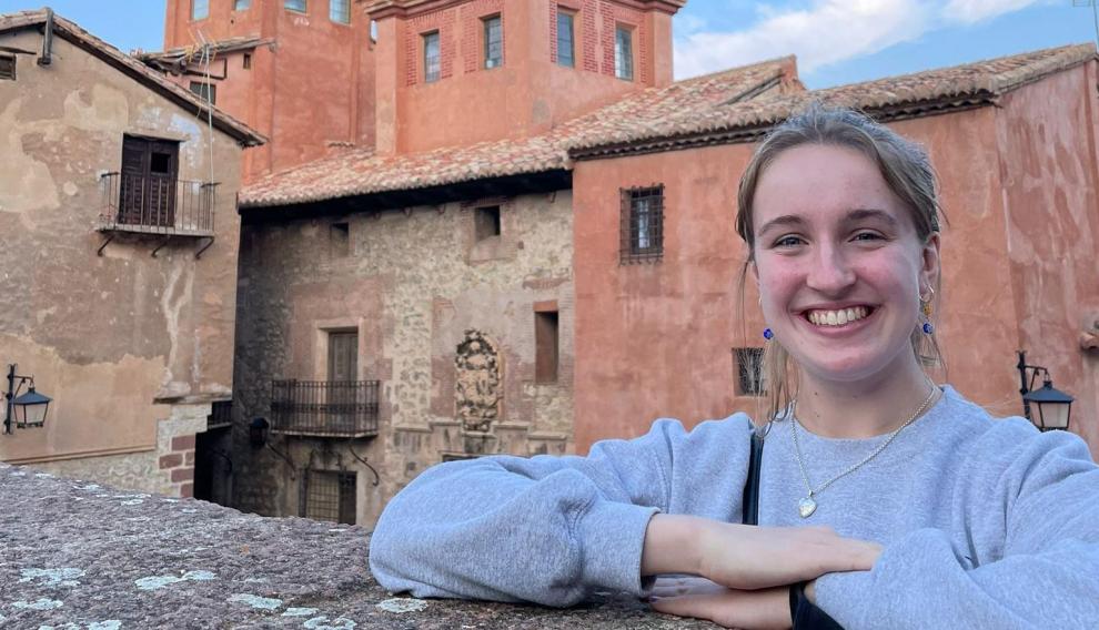La joven británica Ana Hill, en una visita que hizo a la localidad turolense de Albarracín.