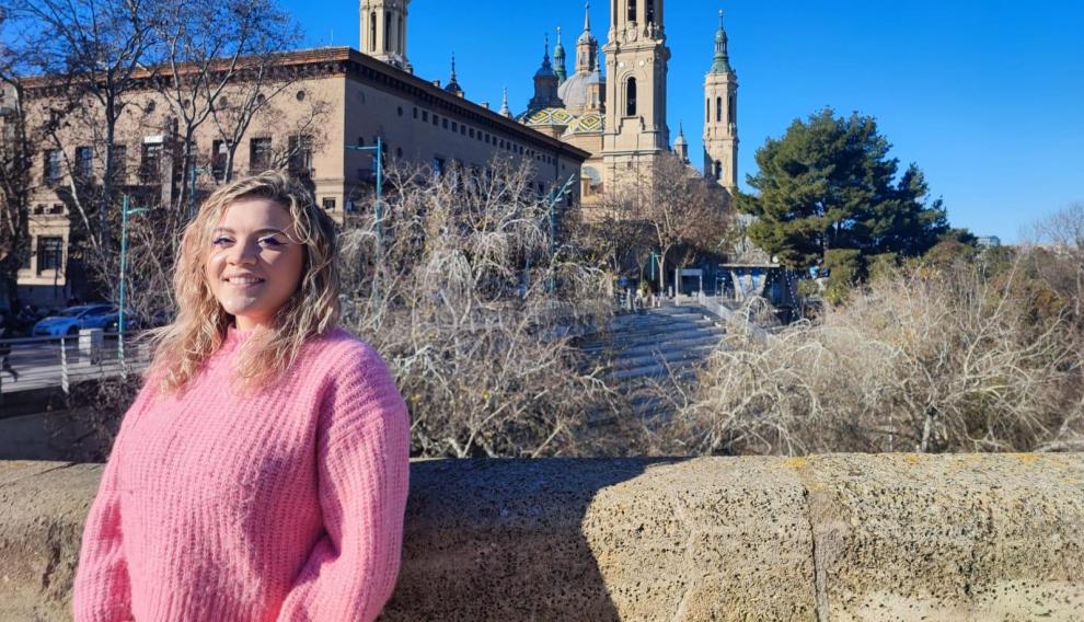 La joven napollitana Ilaria Reginelli con el Pilar de fondo.