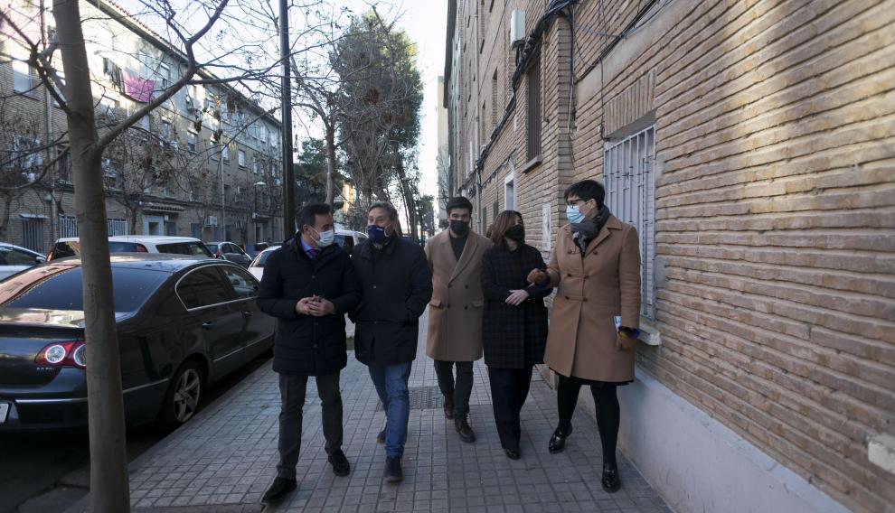 Responsables del Ayuntamiento de Zaragoza y de la DGA, este jueves en el barrio de Las Fuentes.