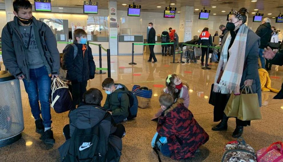 Un grupo de niños ucranianos, en el aeropuerto de El Prat para regresar a su país tras pasar unas semanas en Aragón estas pasadas Navidades.