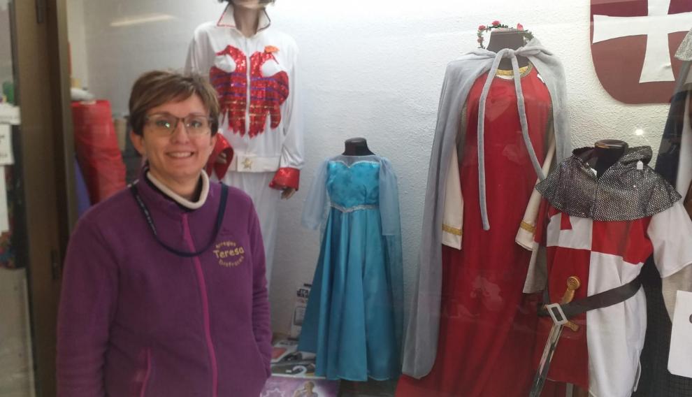 La propietaria de Disfraces Teresa, María Pilar Sancho, en su tienda de las Delicias.