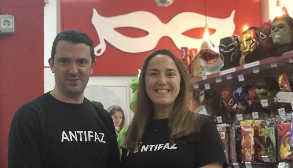 Susana y Roberto Moros, propietarios de Disfraces Antifaz en Zaragoza.