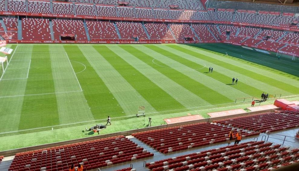 Estadio de El Molinón de Gijón, hora y tres cuartos antes del partido entre el Sporting y el Real Zaragoza.