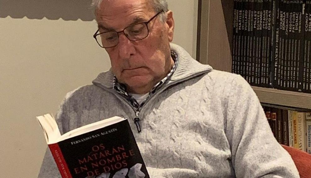 Fernando San Agustín. leyendo en casa su novela.