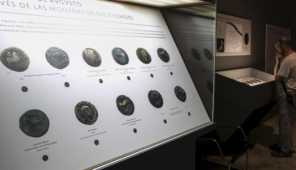 Algunas de las monedas que se exhiben en el Museo de Zaragoza.